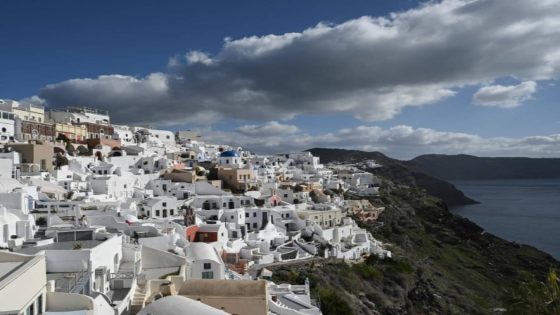 حالة الطوارئ في اليونان بعد زلازل عنيفة في جزيرتي سانتوريني وأمورجوس