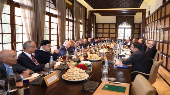 مستشارو الملك يجتمعون بالأحزاب السياسية لبحث تنزيل الحكم الذاتي في الصحراء