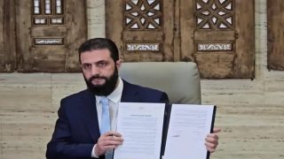 الشرع يوقع اتفاق دمج قسد في الجيش وإنهاء الحرب 