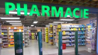 صيدليات المغرب على فوهة بركان: هل تبتلع “الحيتان المالية” مهنة الصيدلة تحت غطاء التحديث