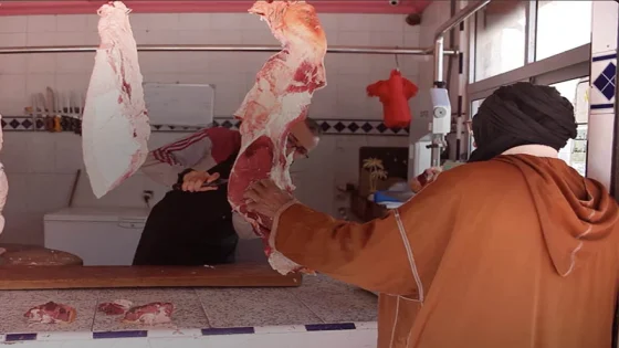 بين مطرقة ‘المحروقات’ وسندان ‘الجشع’.. سعر لحوم الإبل يلامس 135 درهماً بالعيون ويُعجز جيوب المستهلكين