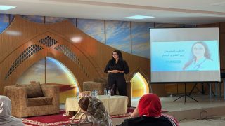 بين مشرط العلم وزيف الإعلانات: ندوة تضع التجميل في ميزان المسؤولية