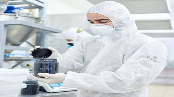 مستحضرات التجميل تحت المجهر.. مواد كيميائية خفية في 98% من المنتجات