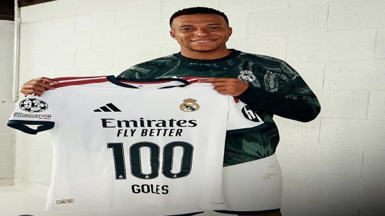 مبابي يحتفل بمئويته التهديفية مع ريال مدريد في قلب كامب نو